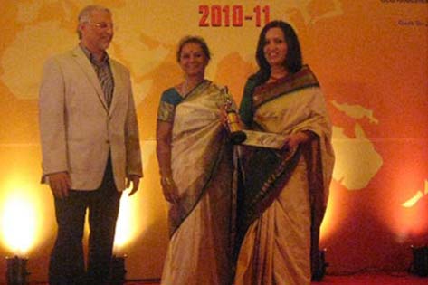 Mohini Daljeet Singh, CEO Max India Foundation being presented the BLUE DART - “BEST CORPORATE SOCIAL RESPONSIBILITY OVERALL AWARD”